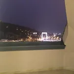Riverside Flat With King Castle View