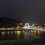 Riverside Flat With King Castle View *