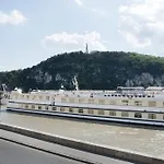 Riverside Flat With King Castle View * Boedapest