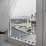 Appartement Riverside Flat With King Castle View