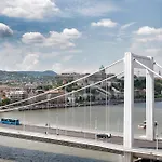 Riverside Flat With King Castle View *