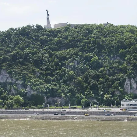Appartement Riverside Flat With King Castle View *