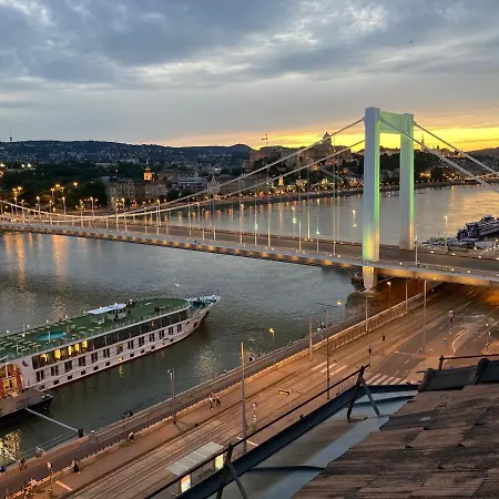 Apartment Riverside Flat With King Castle View *