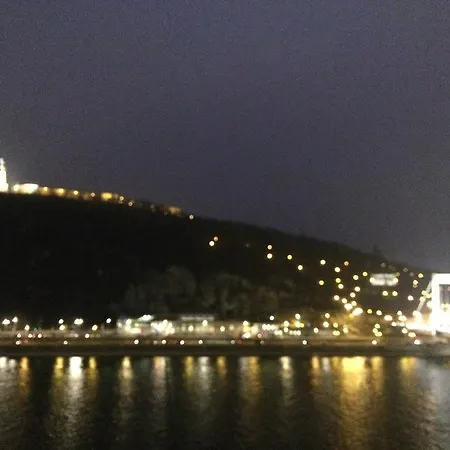 Apartment Riverside Flat With King Castle View *