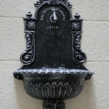 Riverside Flat With King Castle View *