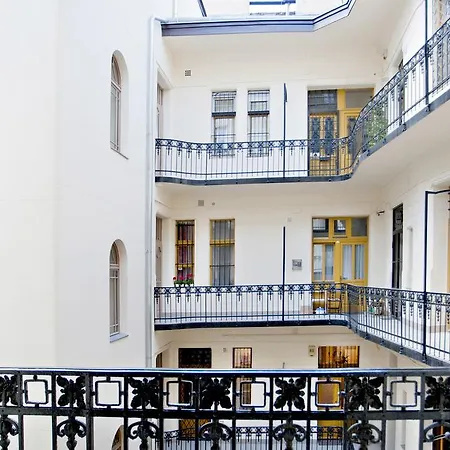 Apartment Riverside Flat With King Castle View