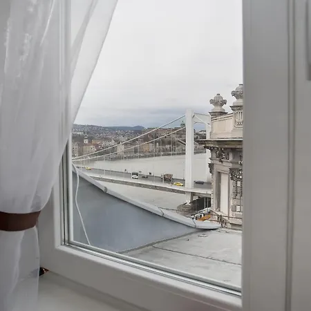 아파트 Riverside Flat With King Castle View