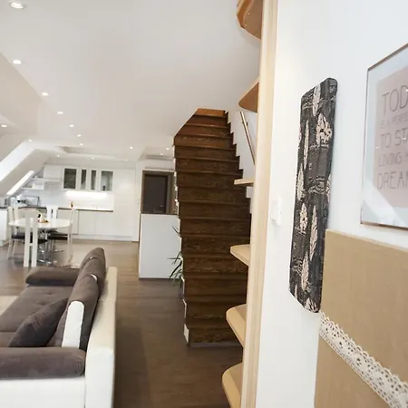 Riverside Flat With King Castle View