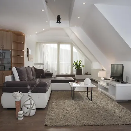 Riverside Flat With King Castle View Apartment *