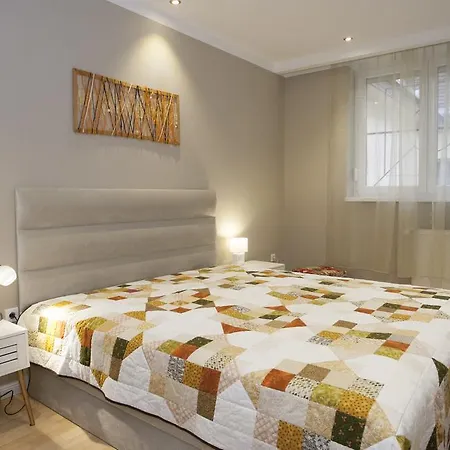 Apartment Riverside Flat With King Castle View