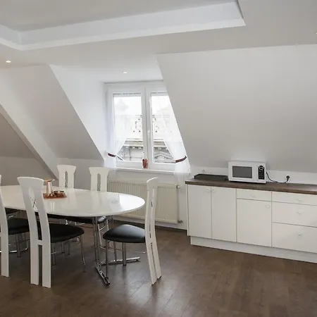 Apartment Riverside Flat With King Castle View