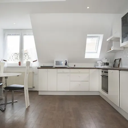 Apartment Riverside Flat With King Castle View