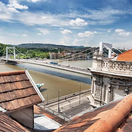 아파트 Riverside Flat With King Castle View