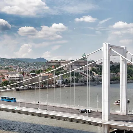 Riverside Flat With King Castle View *