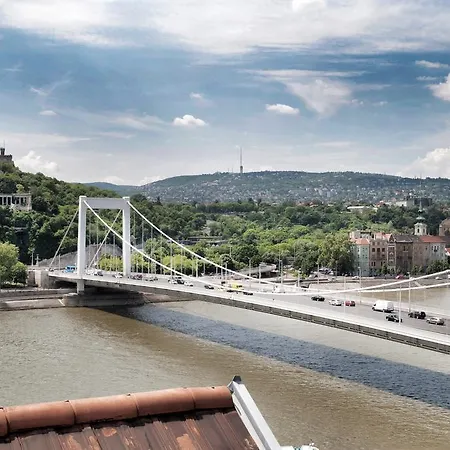Riverside Flat With King Castle View Apartment