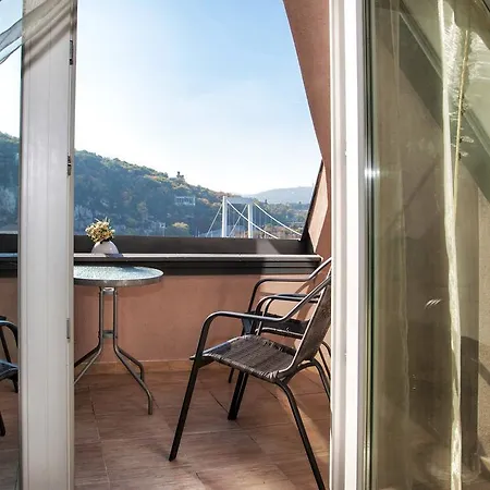 Riverside Flat With King Castle View