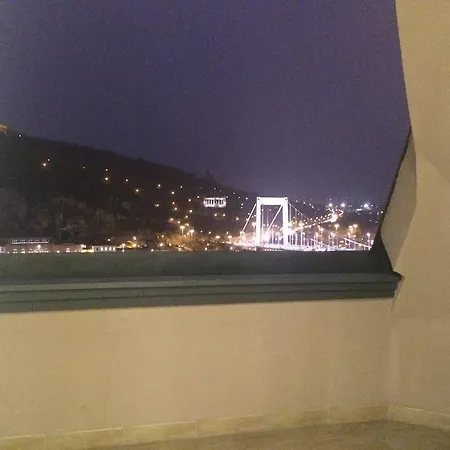 Riverside Flat With King Castle View