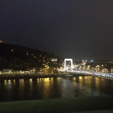 Riverside Flat With King Castle View *