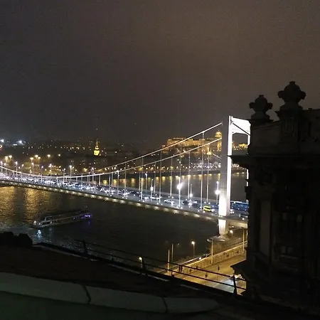Riverside Flat With King Castle View דירה *