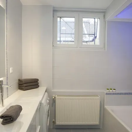 דירה Riverside Flat With King Castle View *