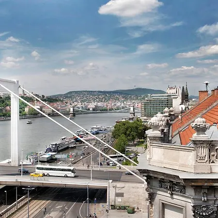 Riverside Flat With King Castle View דירה *