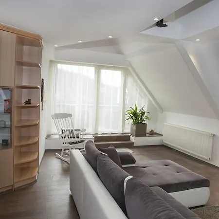 Riverside Flat With King Castle View